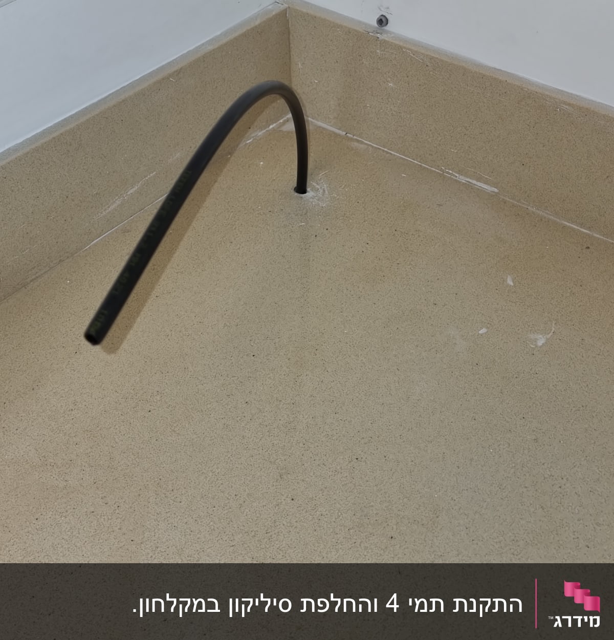 כבל חשמל יוצא ממשטח עבודה עם מברג
